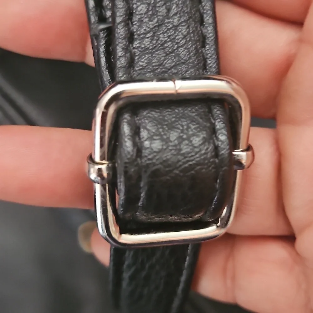 Roots 100%Black Pebbled Leather Adjustable Strap Crossbody Stainless HardwareBag - Picture 7 of 10